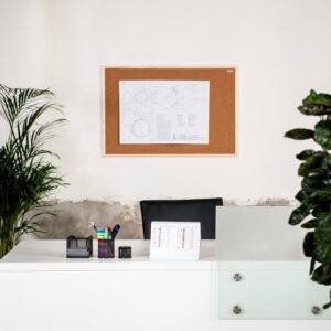 Korková nástenka AVELI 60x90 cm, drevený rám